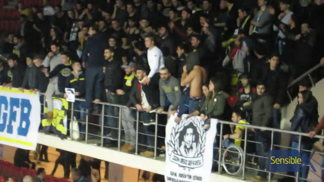 Fenerbahçe tribünü salondan çıkmayarak, Kaptan Eda Erdem'e sevgisini dile getirir