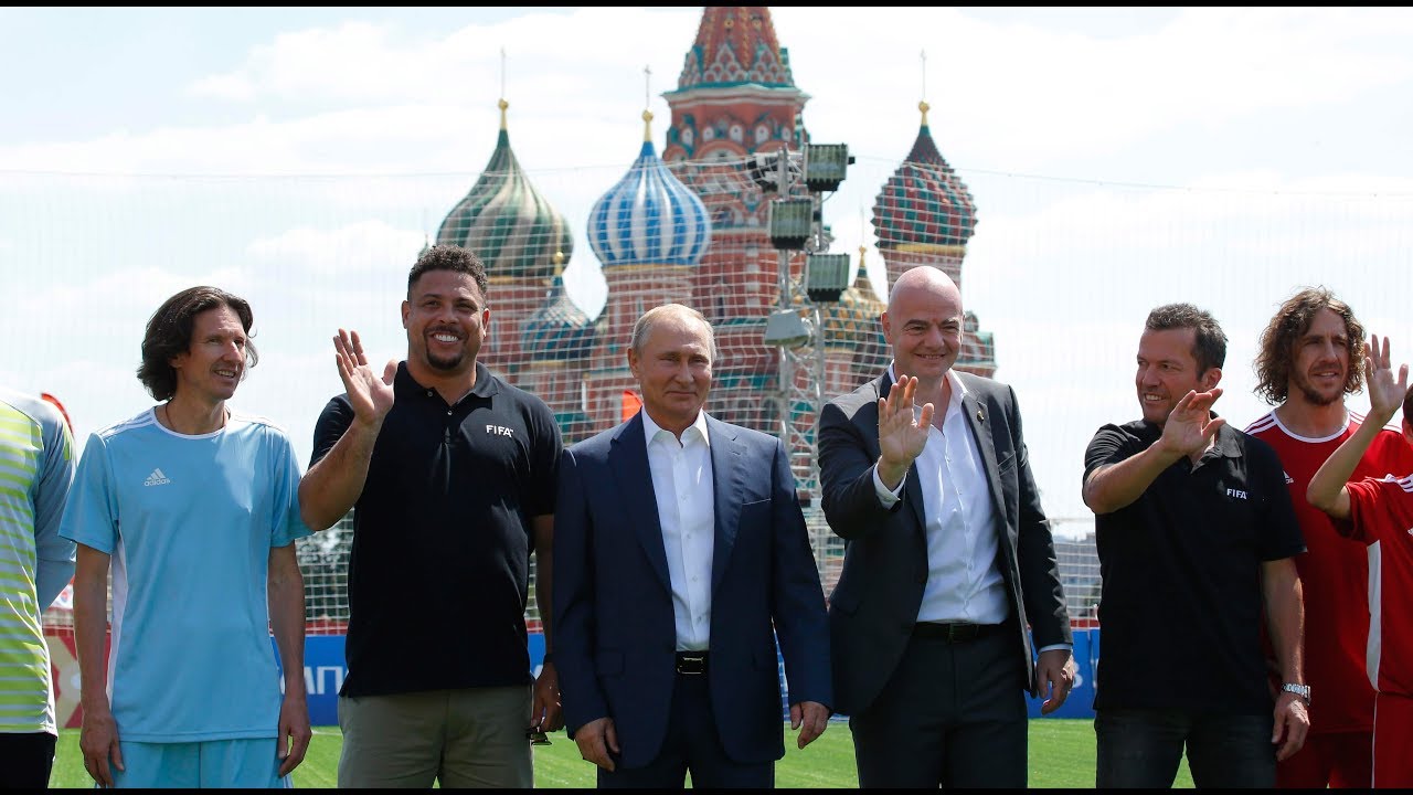 WLADIMIR PUTIN ZUFRIEDEN: Russland feiert mit der Welt sein Sommerm&auml;rchen