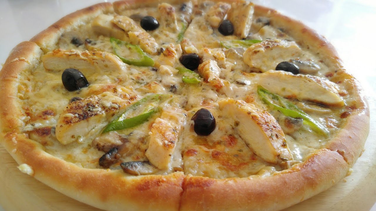 أروع بيتزا بالصلصة البيضاء بعجينة سهلة جدا وهشة وصلصة بنيينة😍😋😋