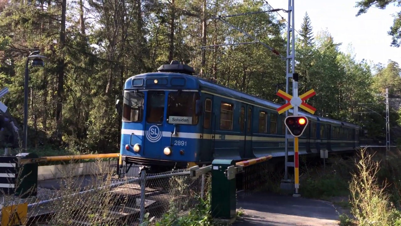 J&auml;rnv&auml;gs&ouml;verg&aring;ng Erstaviksbadet / Swedish pedestrian railroad crossing