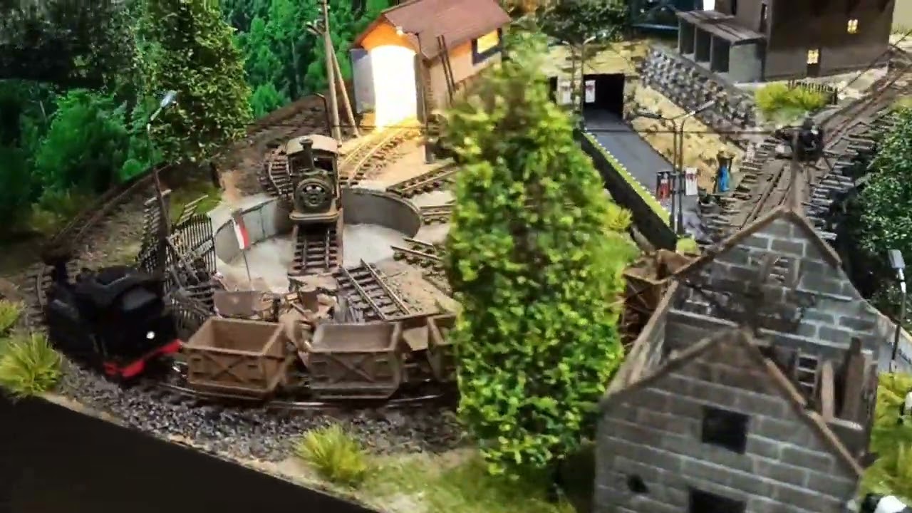 HOe Microlayout featuring Magnorail with ROCO and Liliput Locomotive