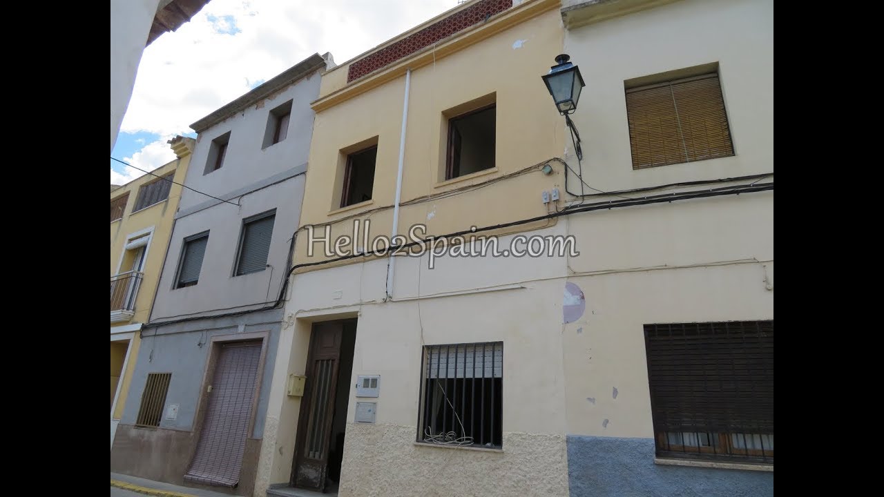 TOWN HOUSE IN OLIVA. BEST BARGAIN BUY FOR 75,000€