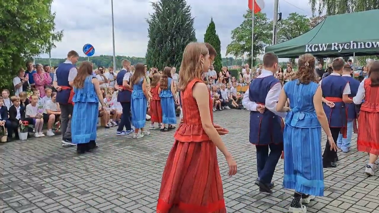 Polonez w wykonaniu uczniów VIII klasy
