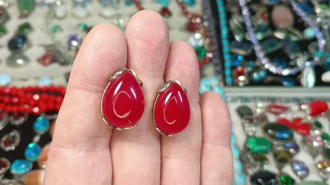 Коллекция серег с камнем.