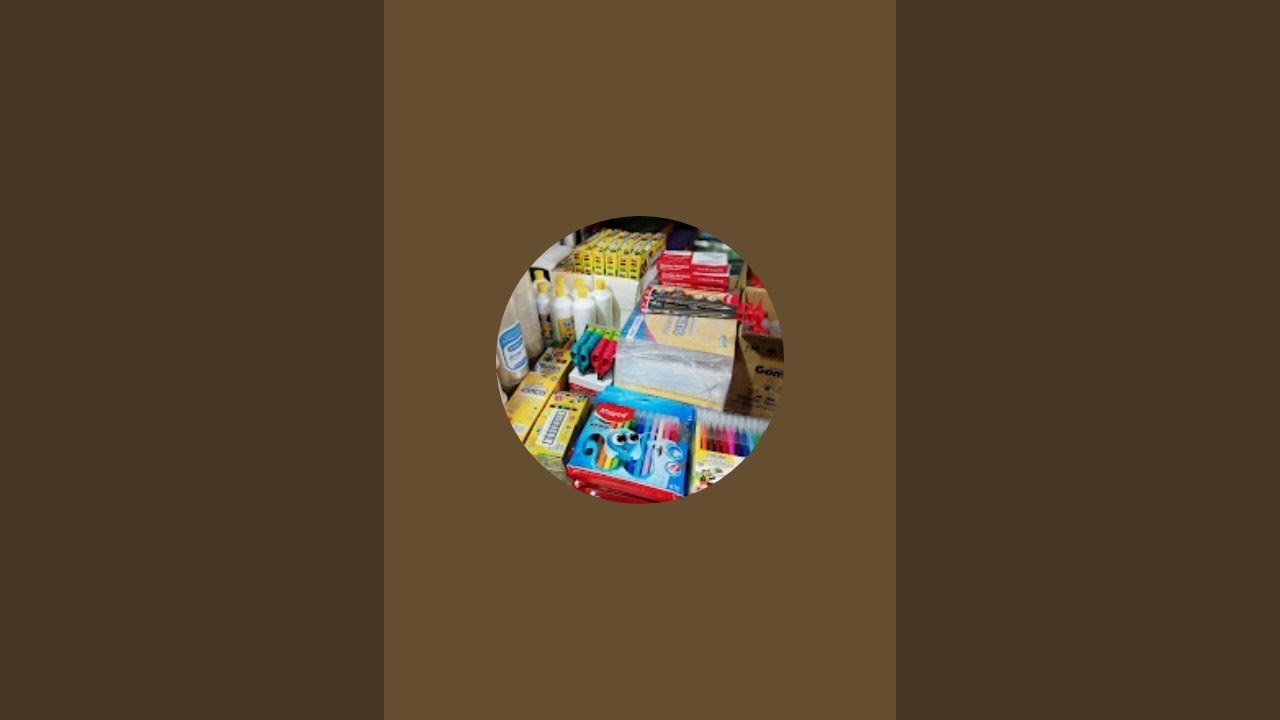 Limpiando y ordenado productos de papelería.
