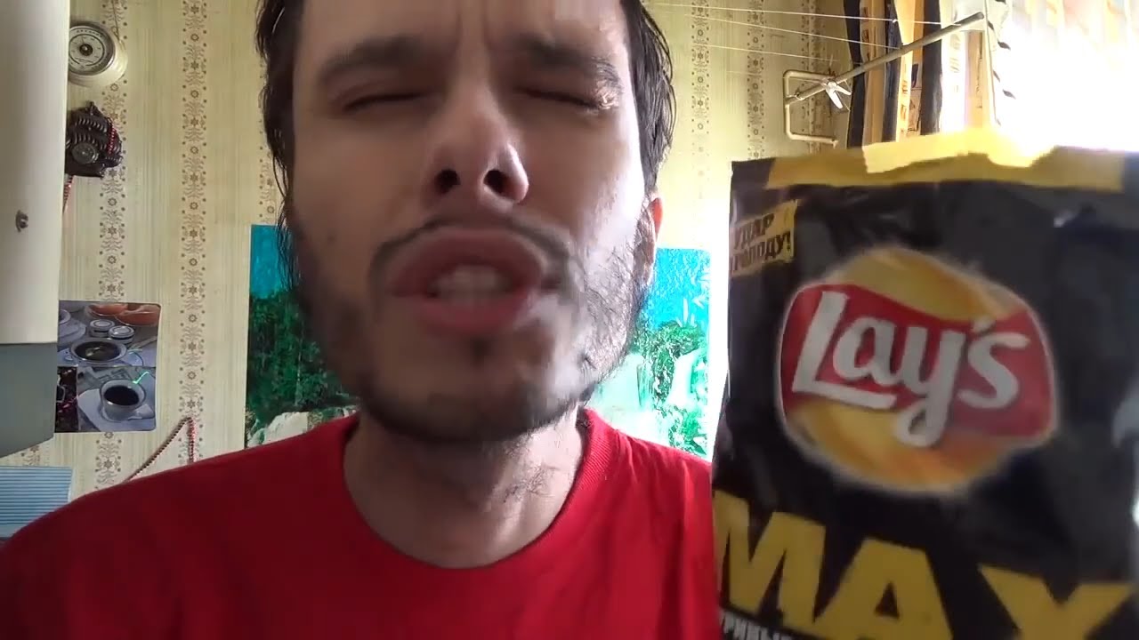 Lay's Max куриные крылышки и Aqua Life клубника-апельсин