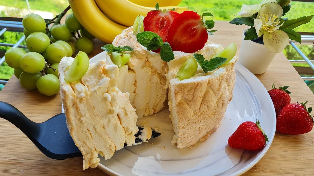 Tort de bezea cu vanilie sau ciocolată și fructe de pădure