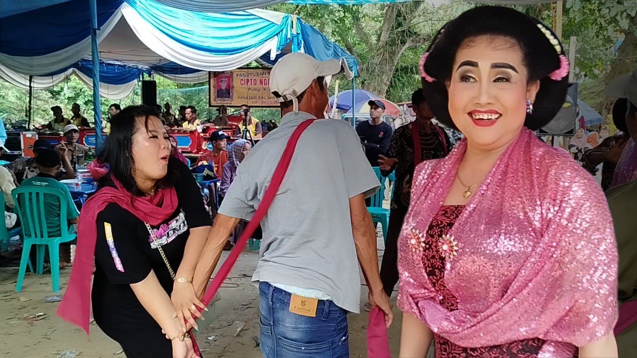 Menghadiri pagelaran Langen Tayub yang begitu asyik