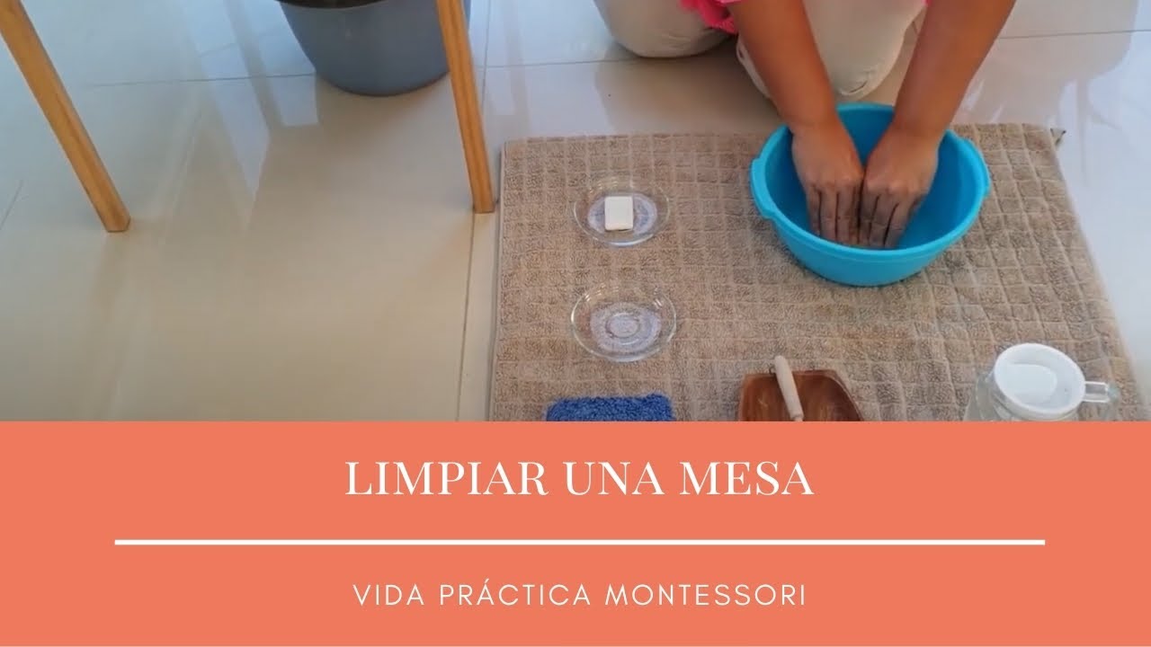 Limpiar una mesa con jabón. Vida práctica Montessori
