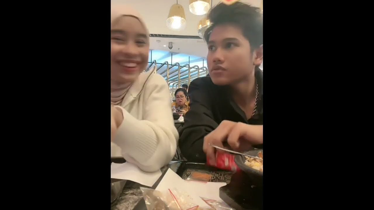 Full Live Romantis Valen dan Mila, Netizen Kaget Valen Suapin Mila Makan!
