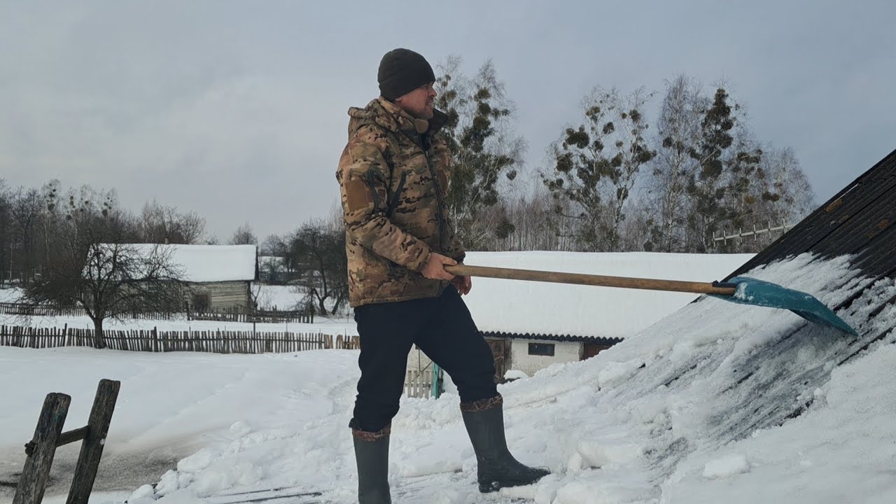 Прийшла відлига і з нею проблема. Виявив протікання веранди, скидаю сніг з даху.