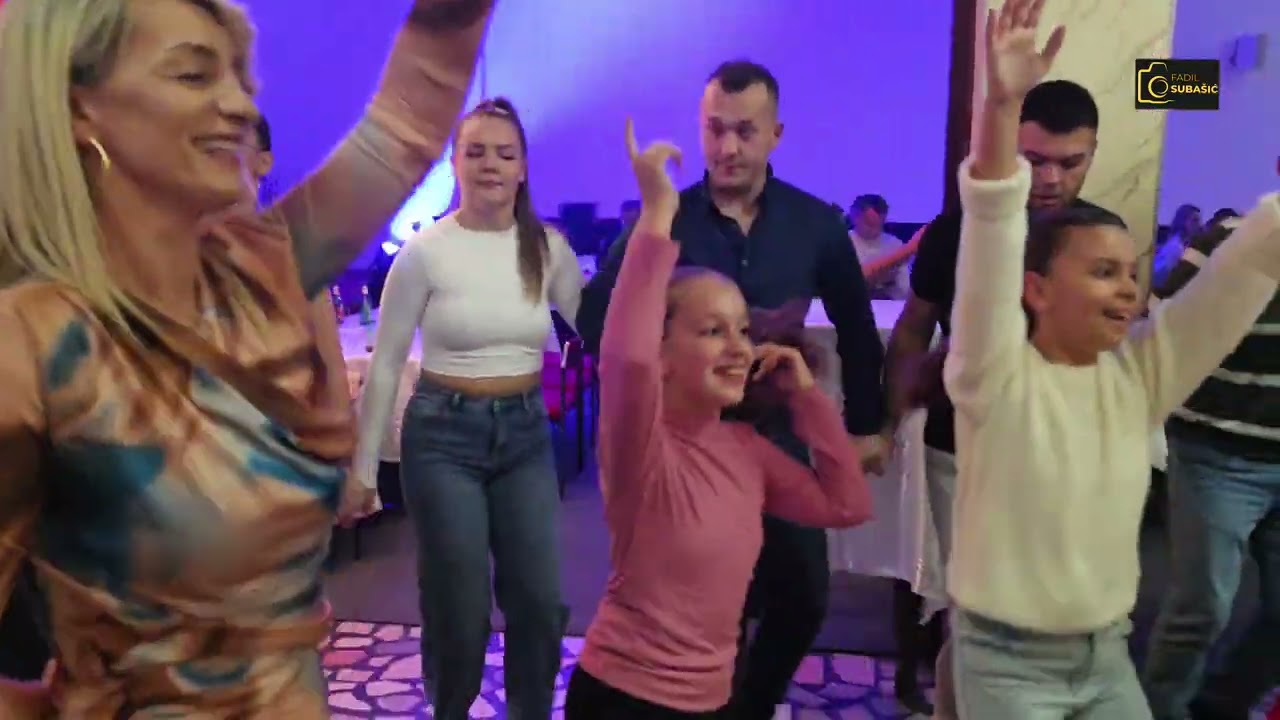 Kolo koje je podiglo sve posjetioce Gradske -Konjic sa Bari Bend I Dženeta  03.10.25.g 