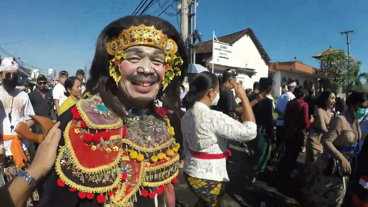 Pengangkatan BADE atau Menara Bertingkat Di Bawa ke Setra Kelod Desa Sangsit