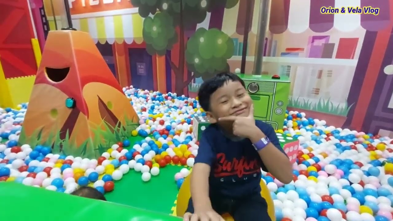 Bermain di Playground bersama Arsyil dan Vela