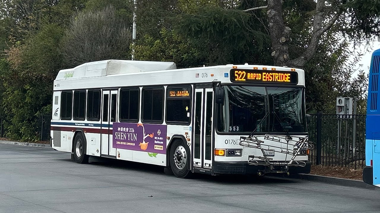 Merry Christmas | Santa Clara VTA: 2010 Gillig Low Floor HEV 40’ #0176 on Route 522 Rapid