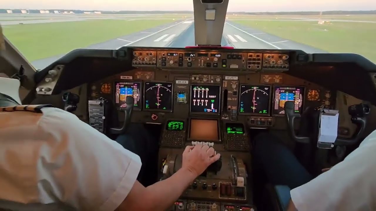 Вид из кабины пилота Boeing 747-8. Быстрая реакция пилота на корректировку ситуации.