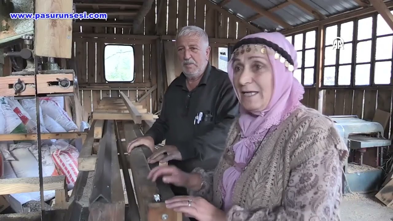 Komşusundan görüp merakla başladığı kemençe yapımına 55 yıldır devam ediyor