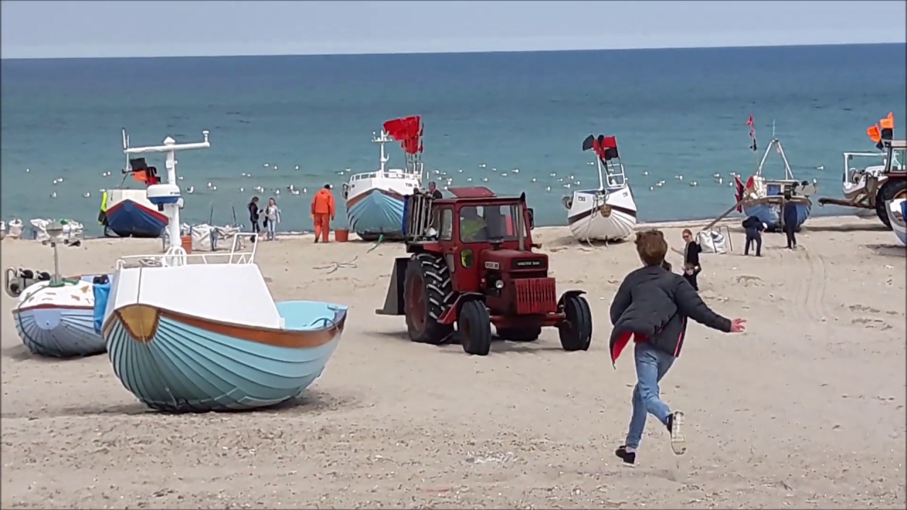Nørre Vorupør: Traktor VOLVO T 800 zieht Boot an den Strand, Sound Pur!