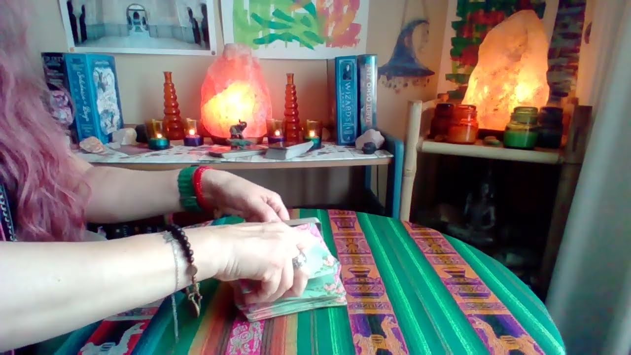 LIBRA!! 🔮 Alguien verá en ti lo que tu no percibes!! Esta persona te ve como único, especial!!