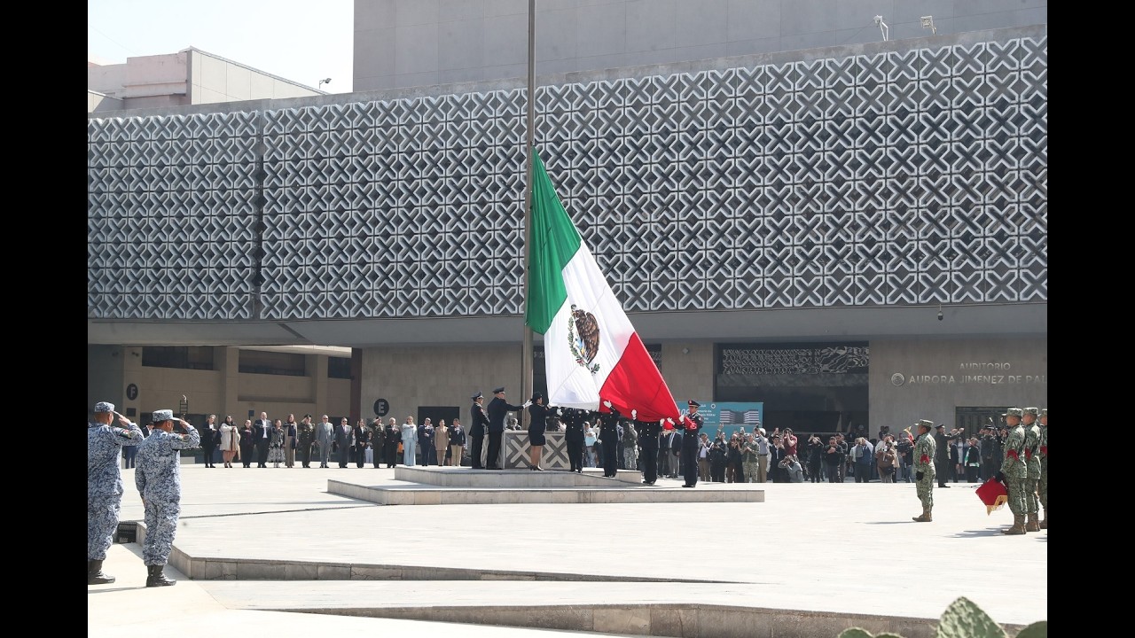 Ceremonia de Izamiento de Bandera con motivo del Aniversario de la Escuela Militar de Medicina