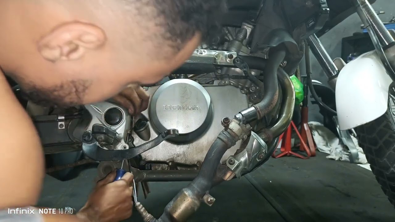 retirando a tampa de embreagem da Transalp700  e troca do retentor do acionador de embreagem