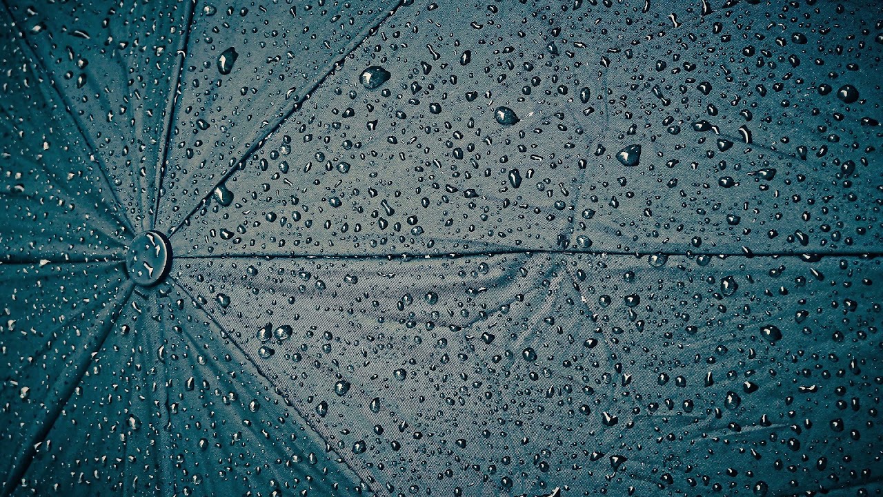 Regentropfen auf einem Regenschirm sehr entspannend Natursounds