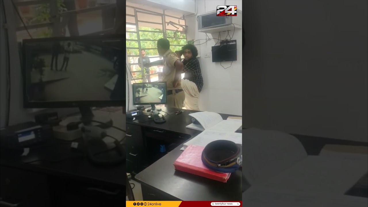 പൊലീസുകാരുടെ കൈ തല്ലിയൊടിച്ച് പ്രതി! മരട് സ്റ്റേഷനിൽ എത്തിച്ച പ്രതിയാണ് പൊലീസുകാരെ ആക്രമിച്ചത്.
