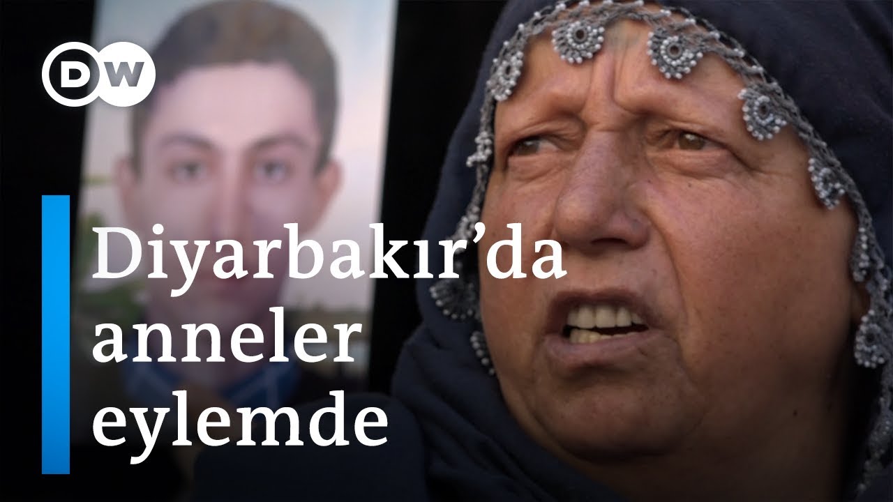Diyarbakır'da oturma eylemi yapan 18 aile çocuklarını istiyor - DW Türkçe