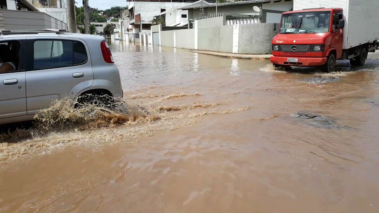 Enchente em Itaperuna RJ, esquina das ruas Jaime Porto e Oswaldo Cruz, B. Niterói