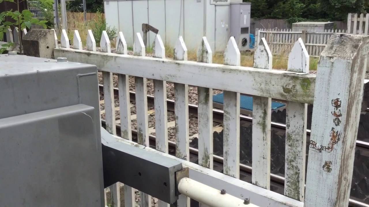 Ingatestone Station Level Crossing (Essex) Thursday 18.08.2016