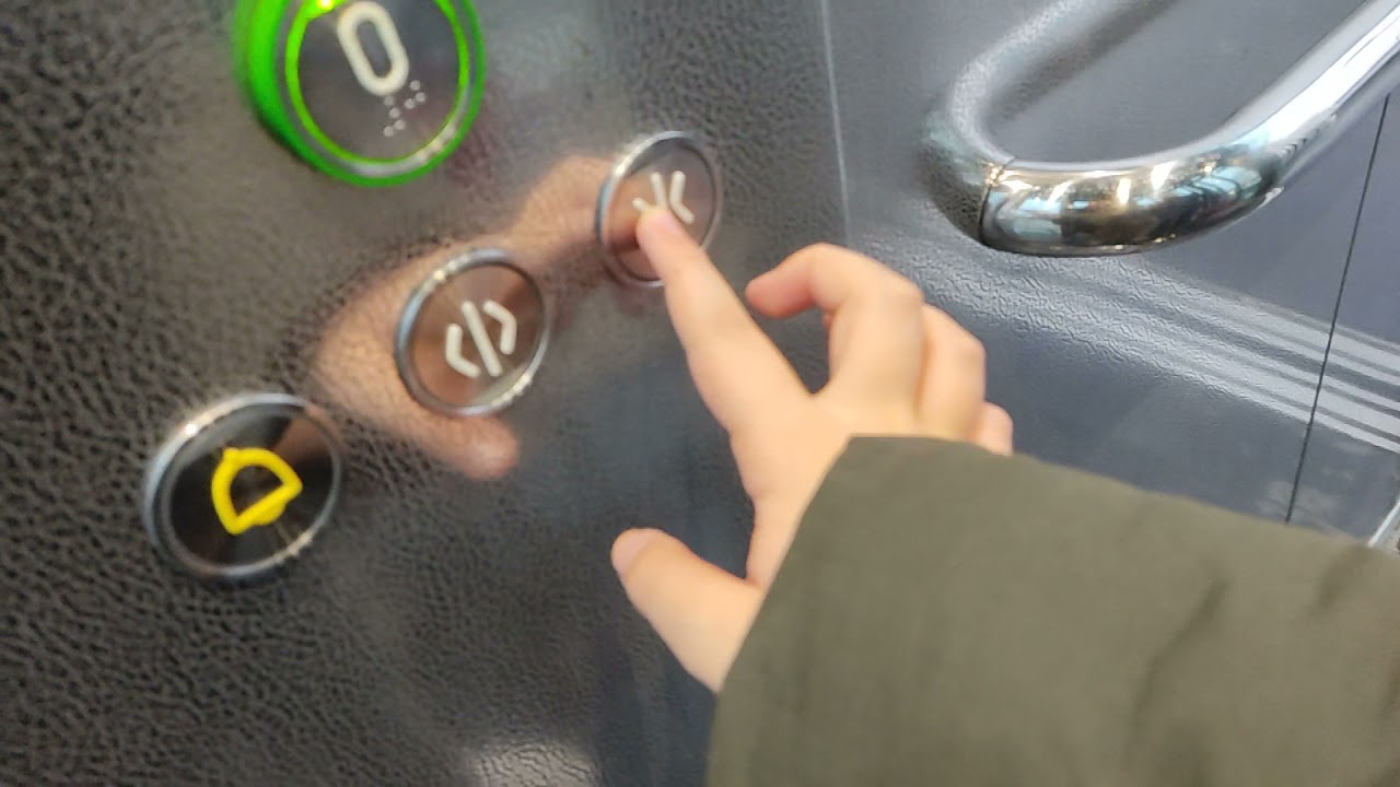 Ascensor Orona 3G del 2019 en CC. Gran Bulevar El Vasco, Oviedo, España