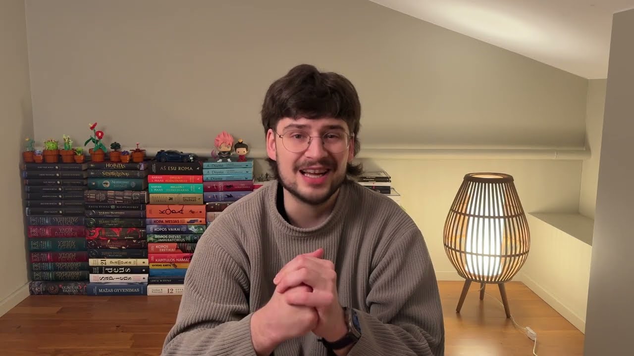 Bičas sėdi ant žemės ir yapina