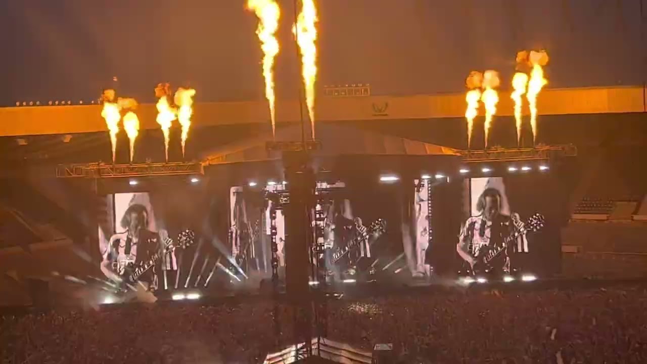 SAM FENDER & ACDC - BACK IN BLACK! LIVE AT ST JAMES PARK!