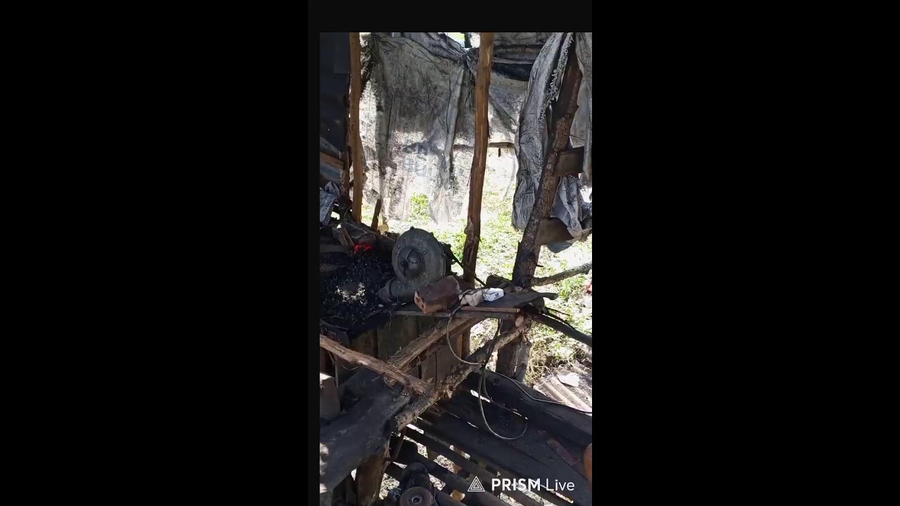 pandai besi tradisional membuat berbagai macam jenis alat pertanian