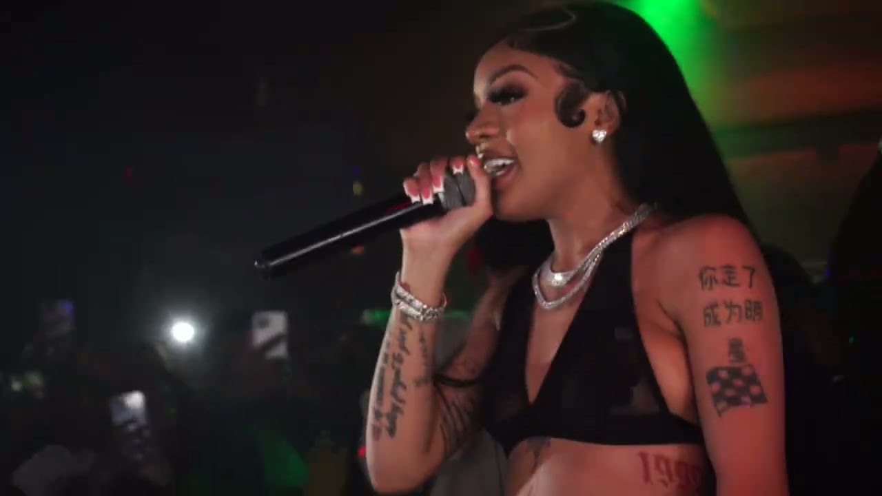 GLORILLA PERFORMING 