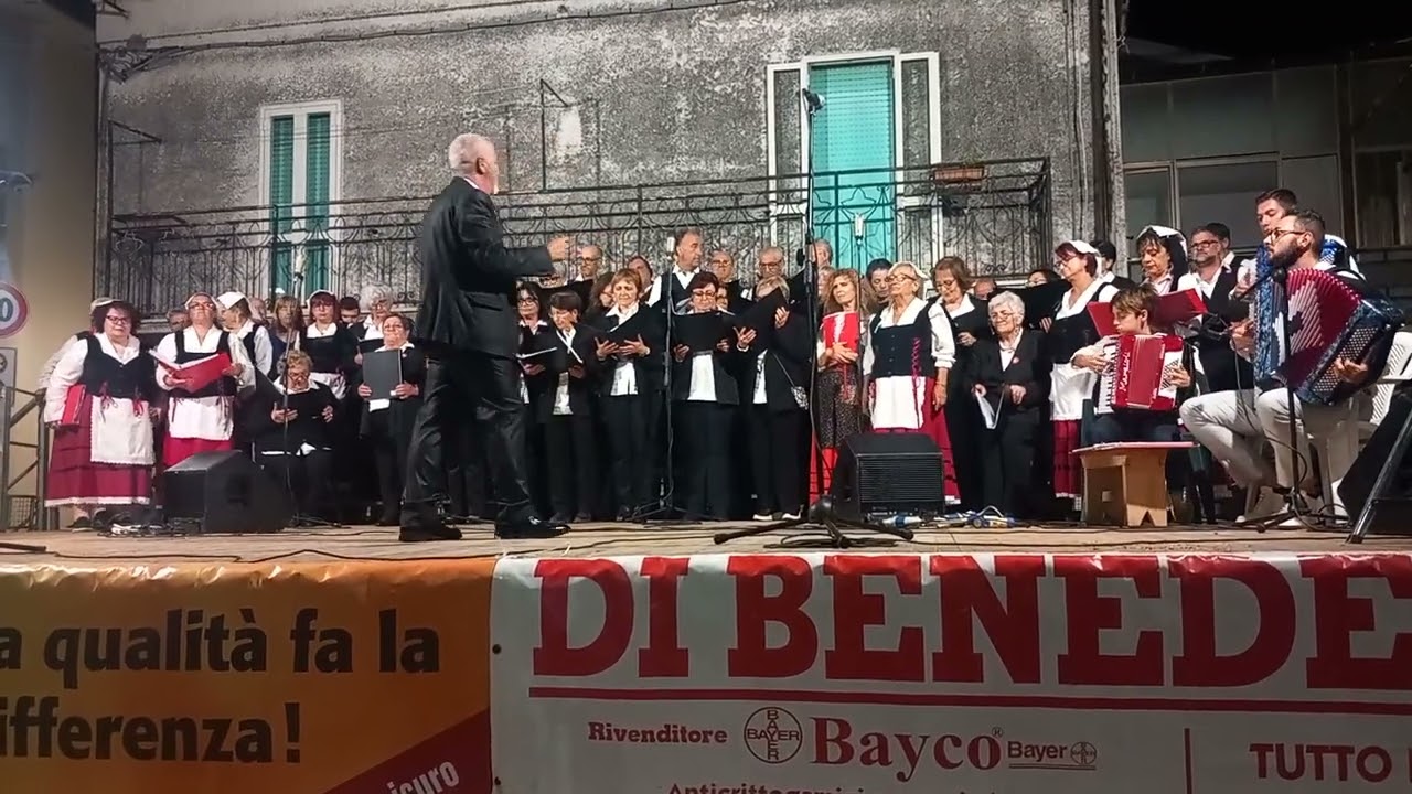 I cori folkloristici di Pizzoferrato e San Leonardo insieme cantano l'inno dell'Abruzzo 'Vola, vola.