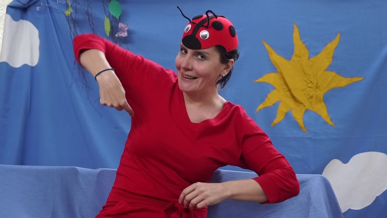 lata mucha koło ucha....