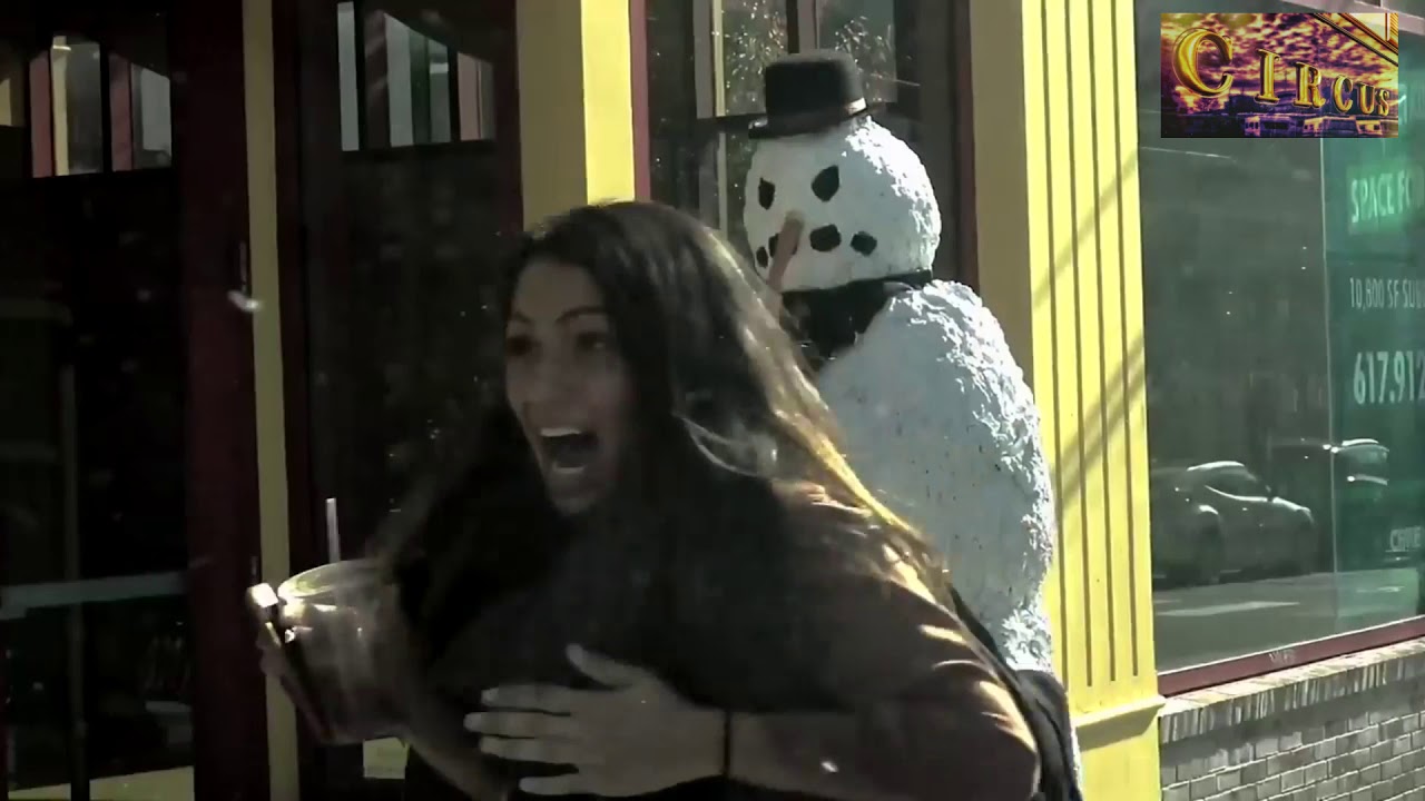 EL MU&Ntilde;ECO DE NIEVE CON MALA LECHE | Broma c&aacute;mara oculta asustando en la calle