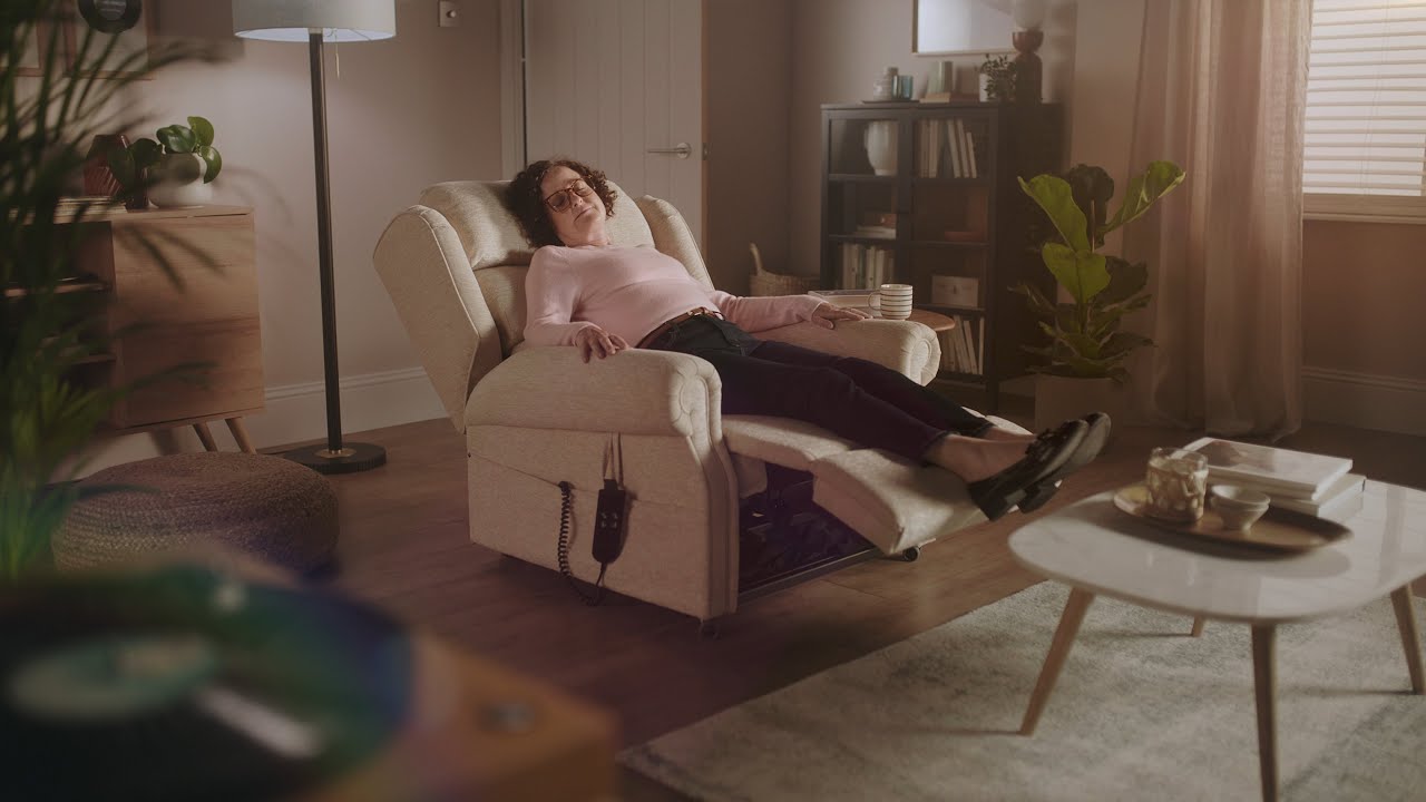 Middletons Rise & Recline Chairs TV Ad. 2021.