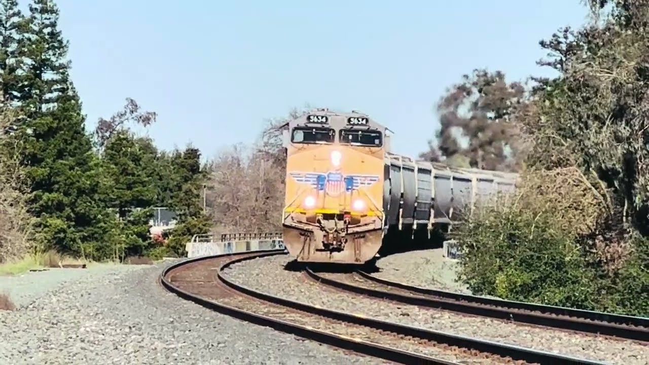 UP 5634 leads grain train with a end DPU