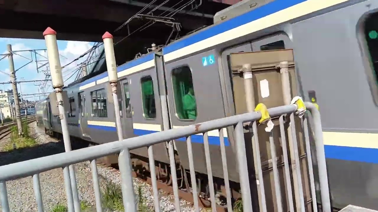 #鉄道  #到着シーン　JR戸塚駅E233系東海道線、E235系横須賀線が入線するシーン