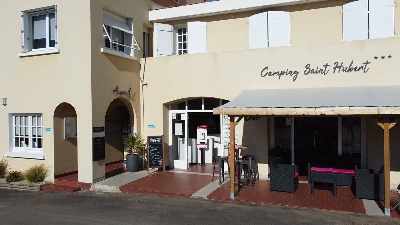 Bar et jeux d'intérieur du Camping Les Flots de l'Océan en Vendée