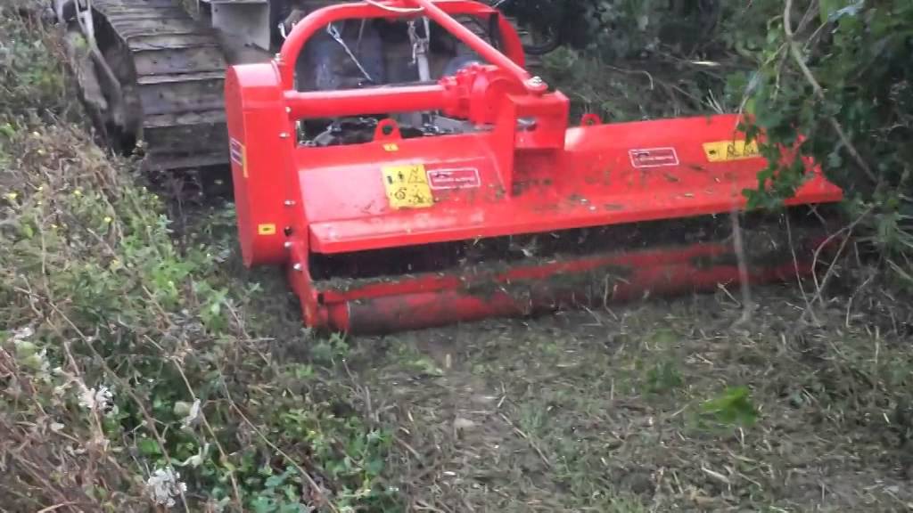 Trinciasarmenti modello TRS/F 180 al lavoro.