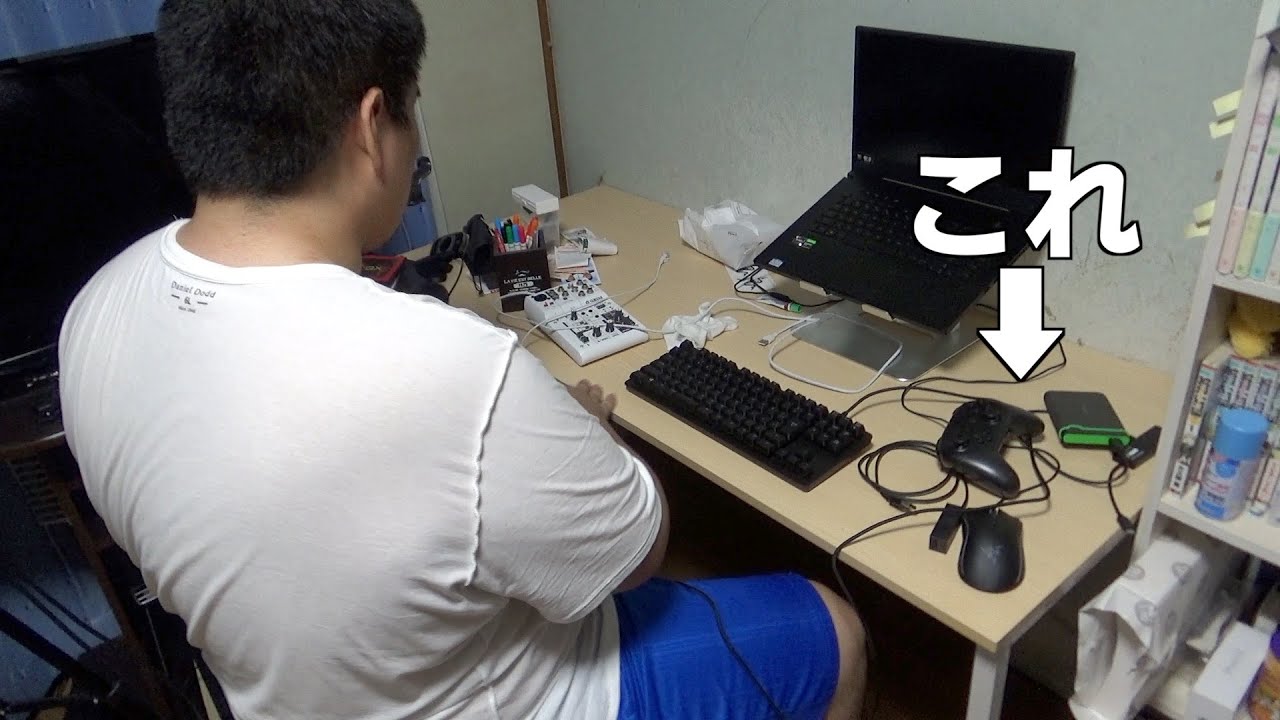 大きい机を買ったはずなのに、弟デカすぎて全然大きく見えない