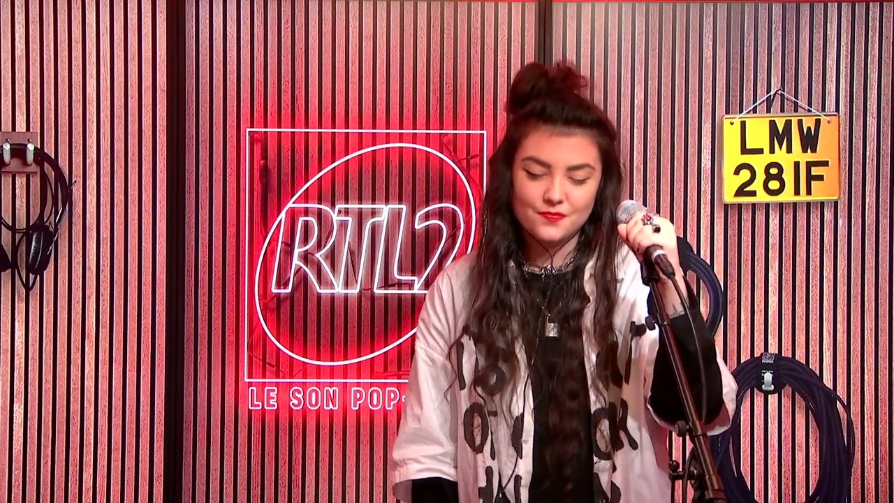 Hoshi interprète "Wake Me Up When September Ends" dans 