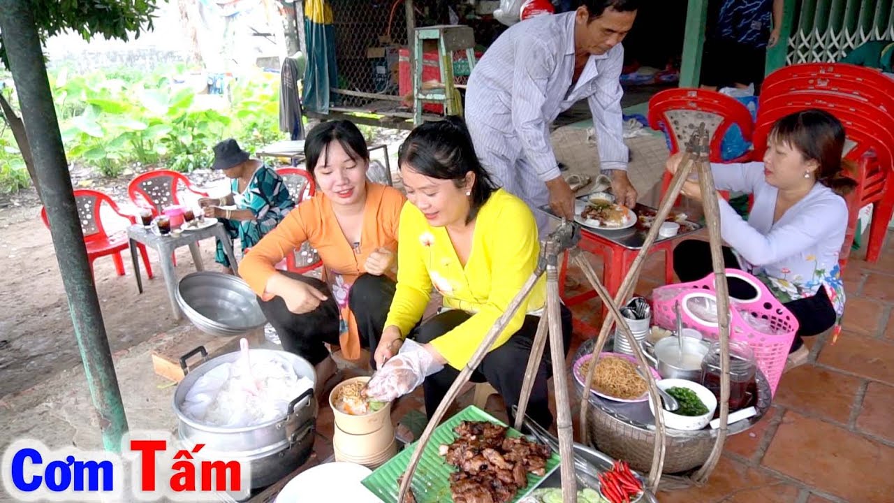 Sáng Sớm Trời Mua Rỉ Rả Nhưng Gian Hàng Cơm Tấm Sườn Nướng vẫn Bán Đắt 