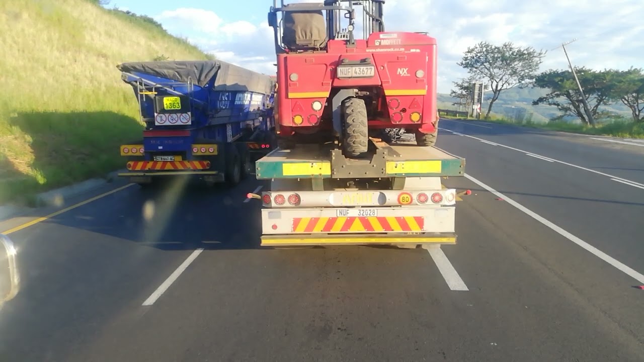 2 trucks collided and caught fire at Van Reenen Pass..feel Scania hooter 19:13 minutes for kids 🚛🇿🇦