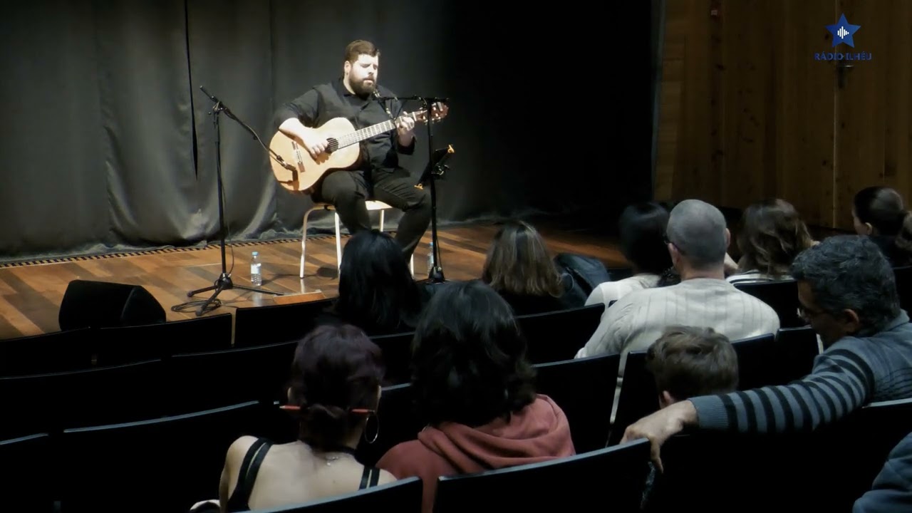 'Ilhas de Bruma' na voz e cordas de João Moniz