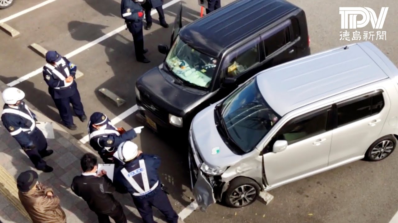 石井町役場駐車場で車７台が絡む事故