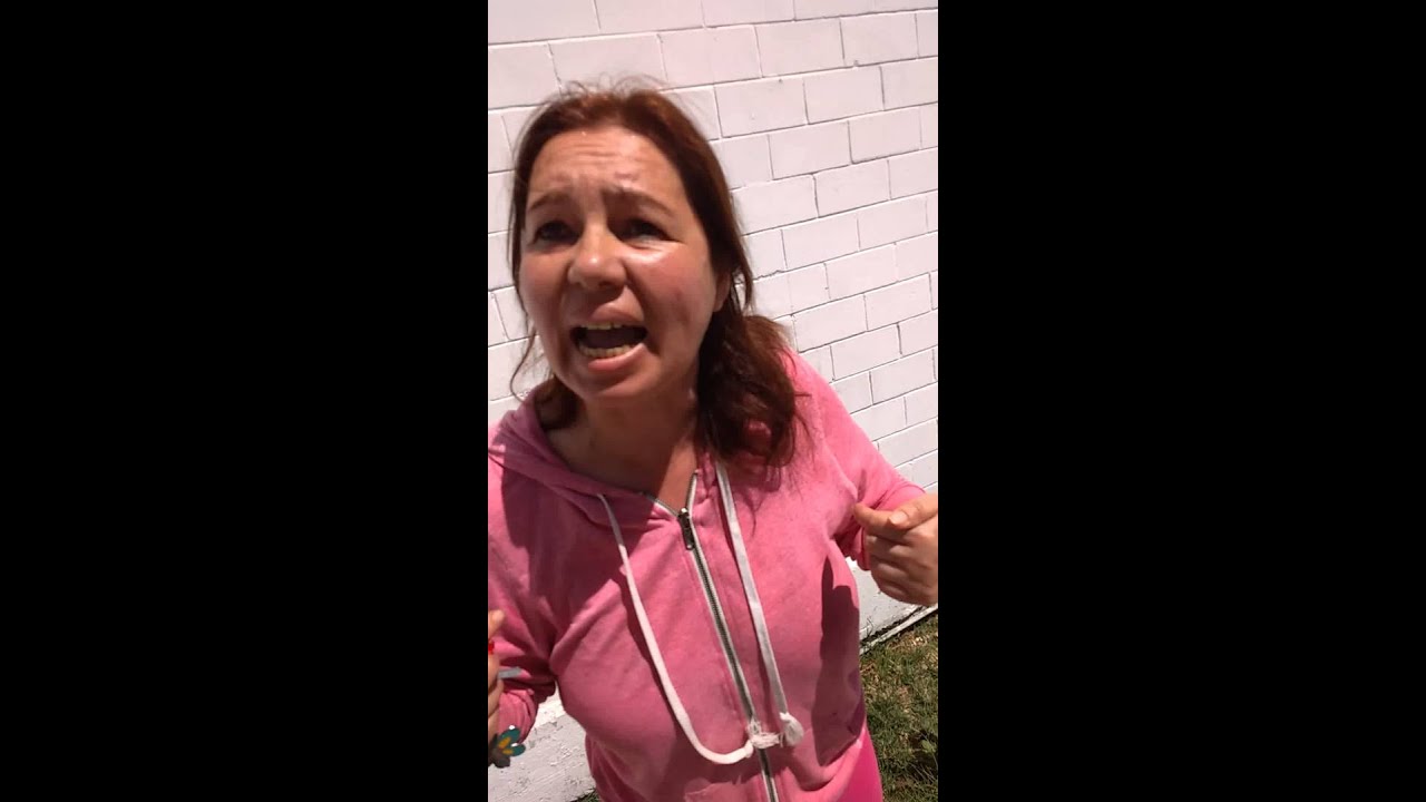 Señora tira basura vía publica